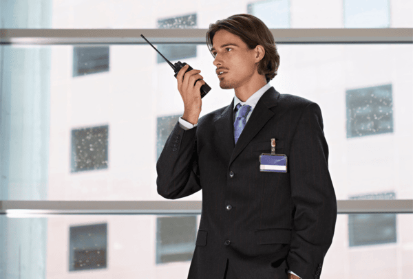 التواصل غير الفعال يسبب صعوبات في إدارة الضيوف.